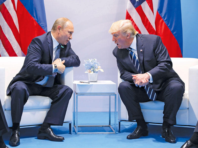 ترامب وبوتين خلال لقائهما الأول من نوعه في هامبورغ أمس (رويترز)n