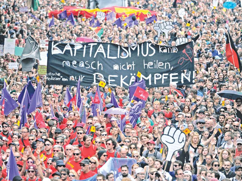 حشود تتظاهر تأييداً لـ «تضامن بلا حدود بدلاً» من مجموعة العشرين» في هامبورغ أمس	(أ ف ب)