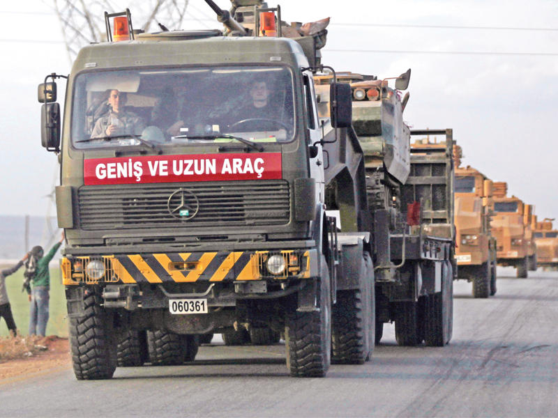 تعزيزات عسكرية تركية تسير باتجاه مدينة الباب السورية أمس الأول t(رويترز)