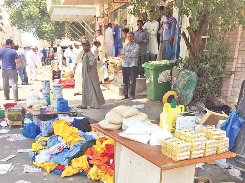 جانب من معروضات الأسواق العشوائية