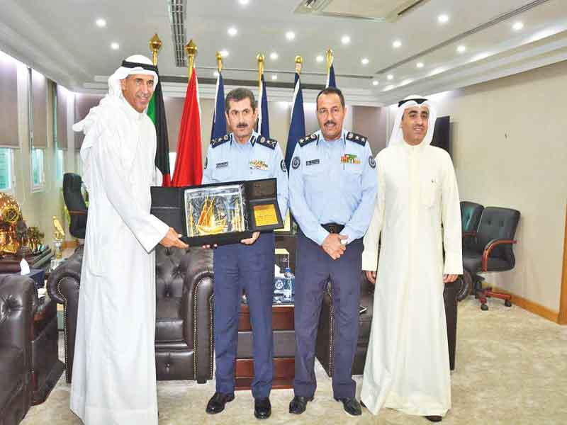 المكراد والعقيد الأمير مع أعضاء بنك بوبيان