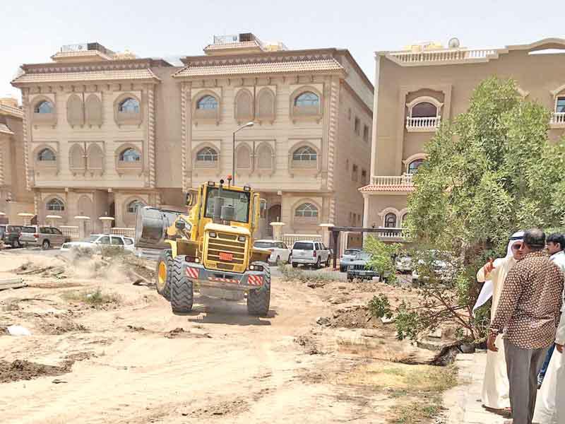 جرافة البلدية تزيل المخالفات في الفروانية