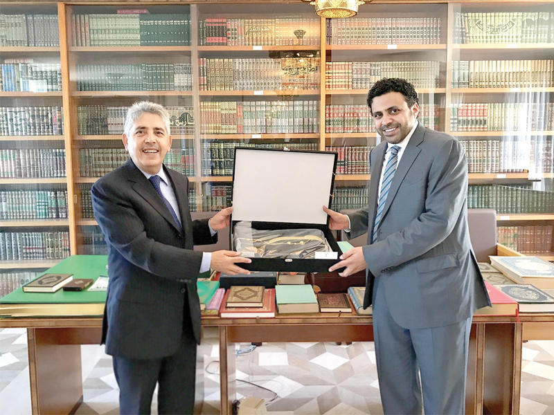  الجبري خلال لقاء الأمين العام للمركز الثقافي الإسلامي