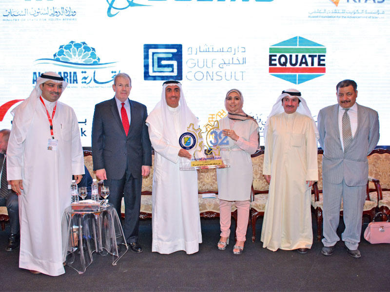 درع مقدمة إلى إحدى الشركات الراعية للمعرضn