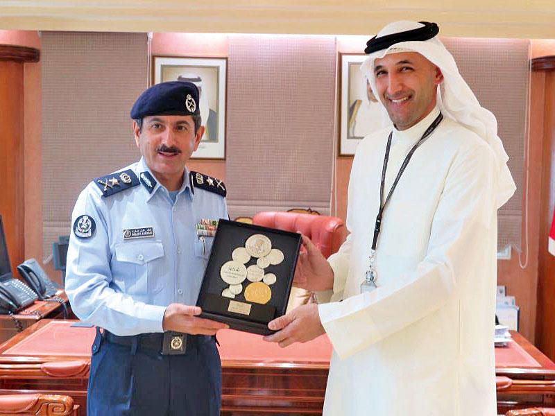 المكراد يتسلم درعا تكريمية من «الائتمان»