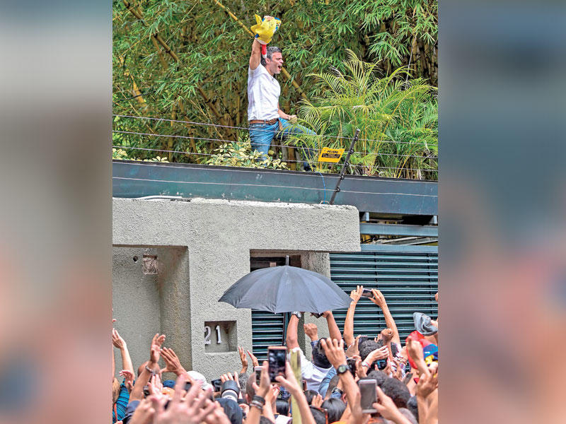 لوبيز يحيي أنصاره مساء أمس (أ ف ب)