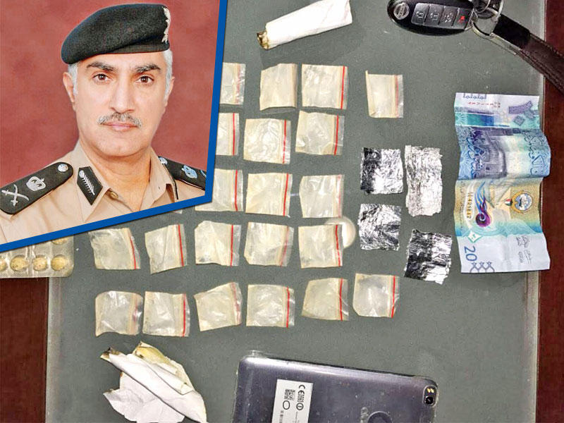 جانب من المضبوطات وبالإطار وكيل وزارة الداخلية المساعد لشؤون الأمن العام بالإنابة اللواء إبراهيم الطراح