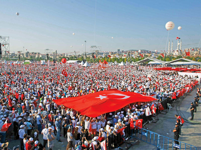 عشرات الآلاف يشاركون في ختام المسيرة في إسطنبول أمس (رويترز)
