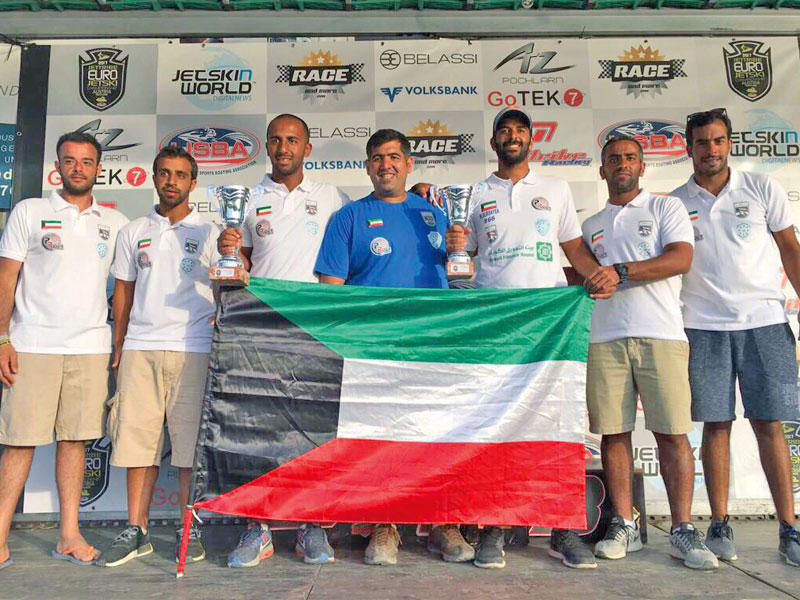 أبطال المنتخب الوطني على منصة التتويج