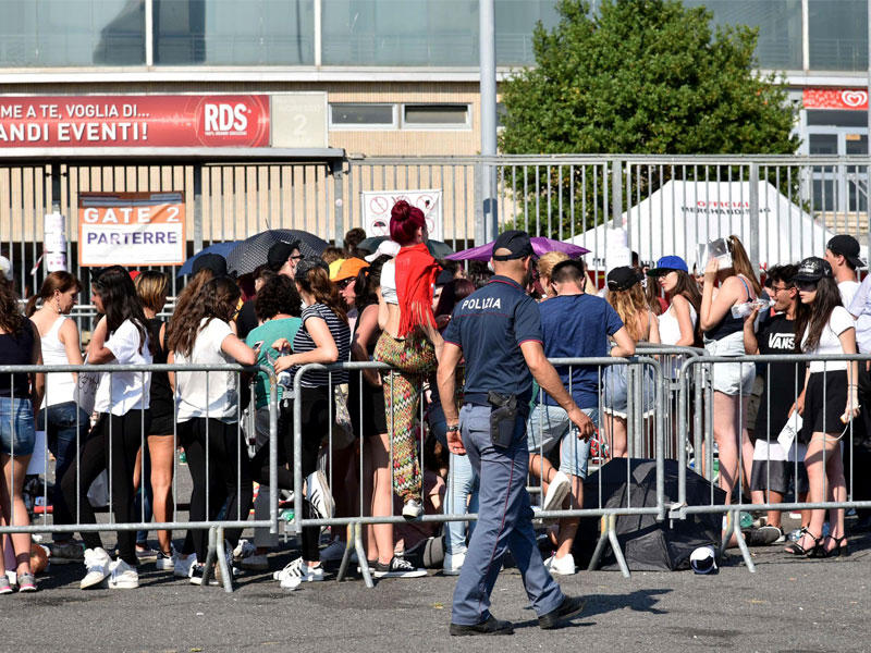 صورة أرشيفية: الشرطة الإيطالية تقوم بعمليات تفتيش أمنية قبل حفل المغنية والممثلة الأمريكية أريانا غراندي في روما