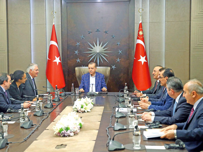 إردوغان مع تيلرسون خلال اللقاء بين الجانبين التركي والأميركي أمس الأول         (أ ف ب)