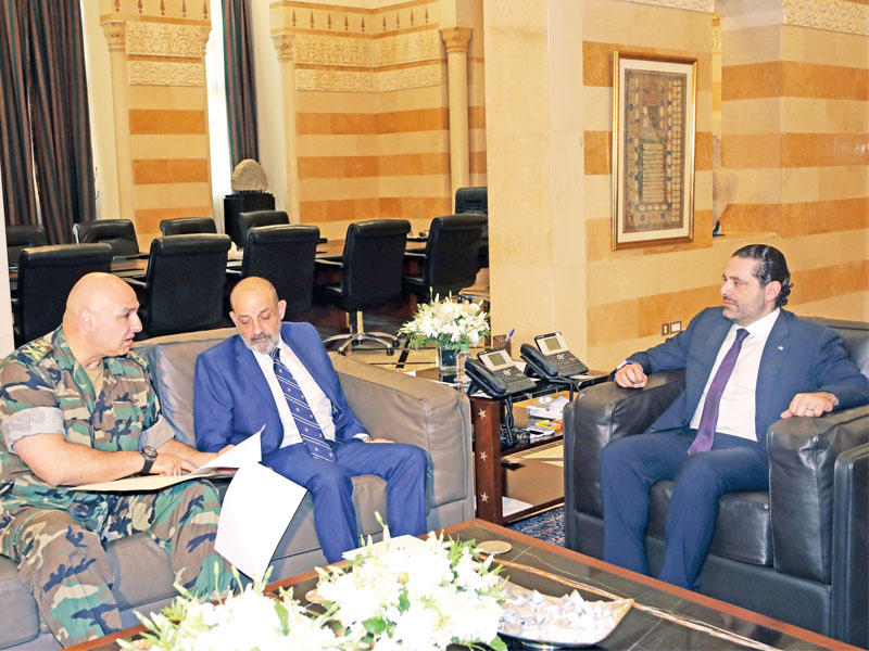 الحريري خلال اللقاء مع الصراف وقائد الجيش أمس (دالاتي ونهرا)