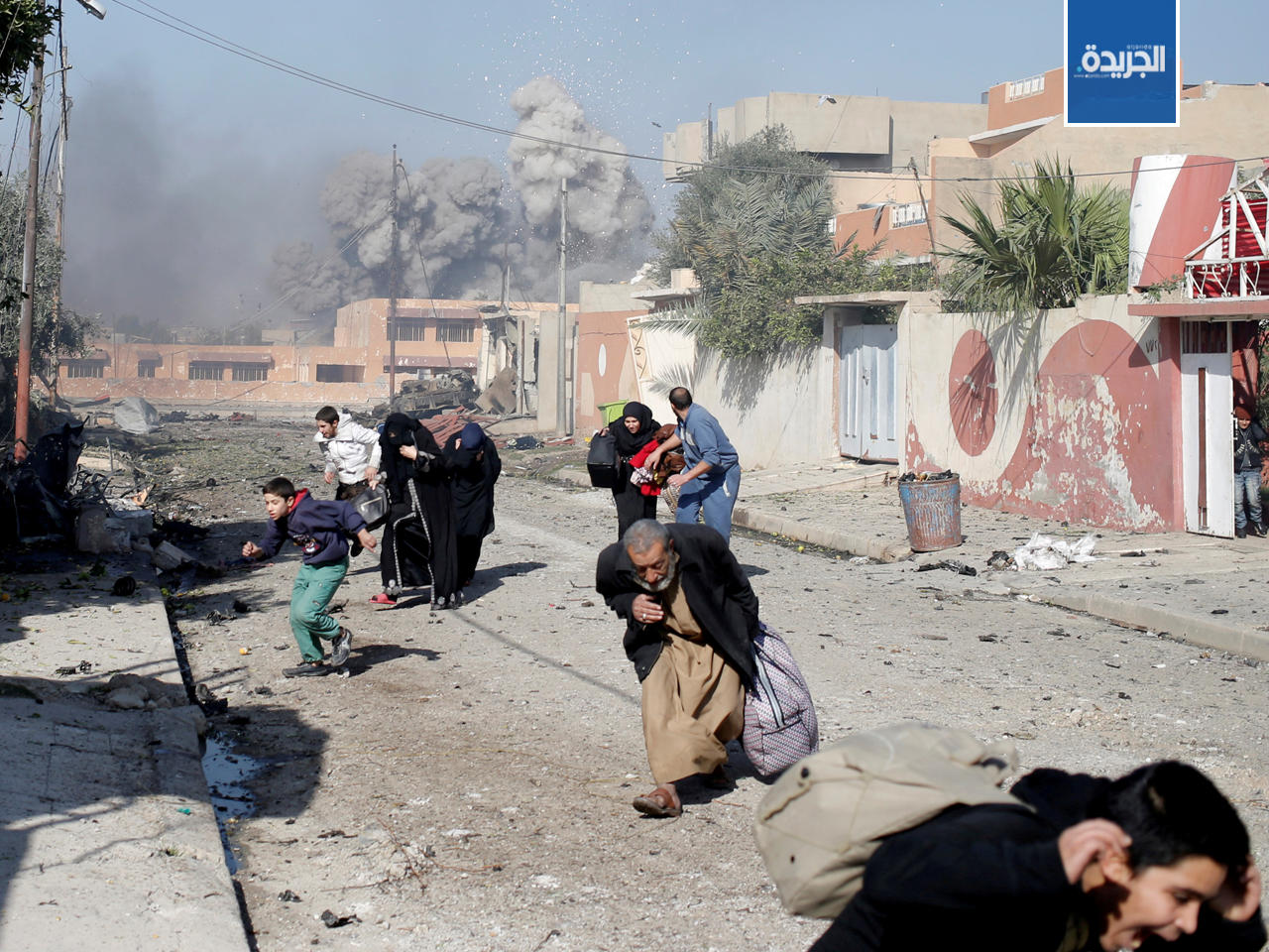 عراقيون يهربون مذعورين خلال غارات جوية للتحالف الدولي على مواقع داعش في الموصل