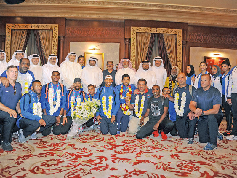 الروضان يتوسط الأبطال في قاعة التشريفات بمطار الكويت      (تصوير عوض التعمري )