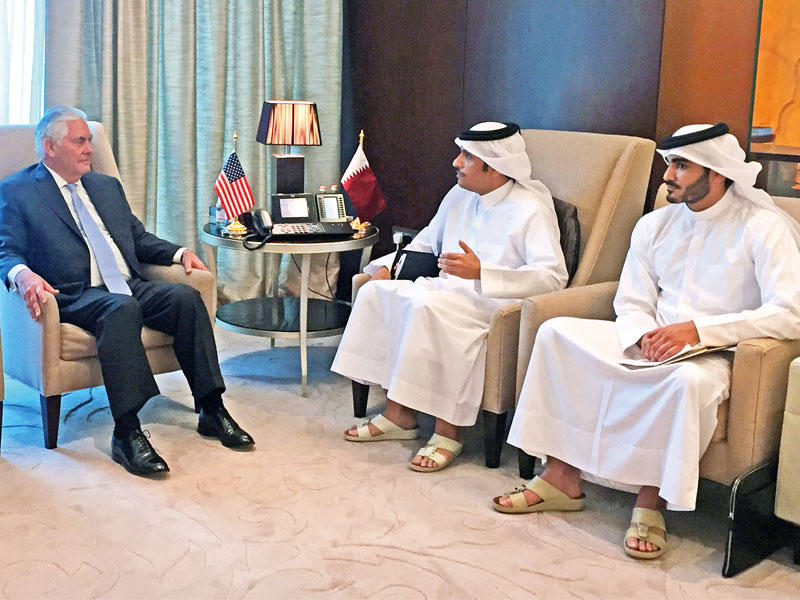 عبدالرحمن مستقبلاً تيلرسون في الدوحة  اليوم (رويترز)