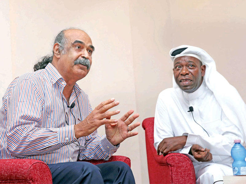 قاسم حداد ومسفر الدوسري خلال الأمسية