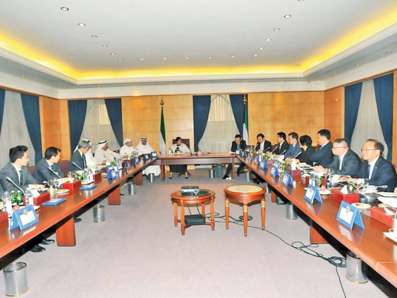 وزير الديوان أثناء اجتماعه مع الوفد الصيني