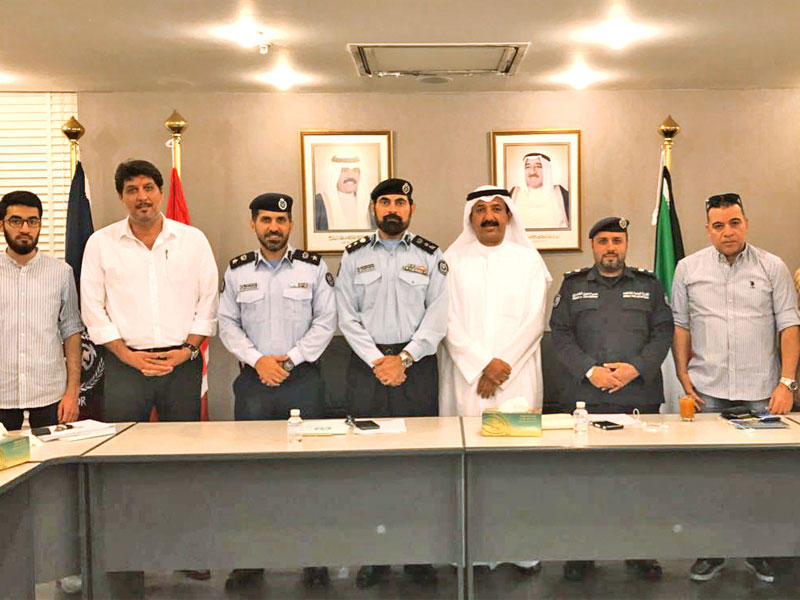 الصانع يتوسط عدداً من مسؤولي «الإطفاء» والمتدربين