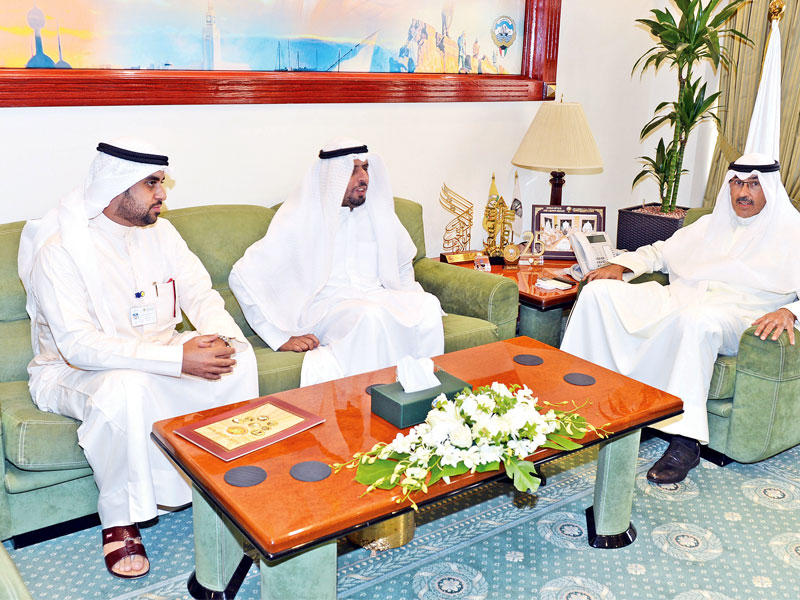 محافظ الأحمدي مستقبلاً وفد جمعية المكفوفين 