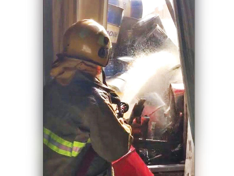 رجل إطفاء يكافح الحريق