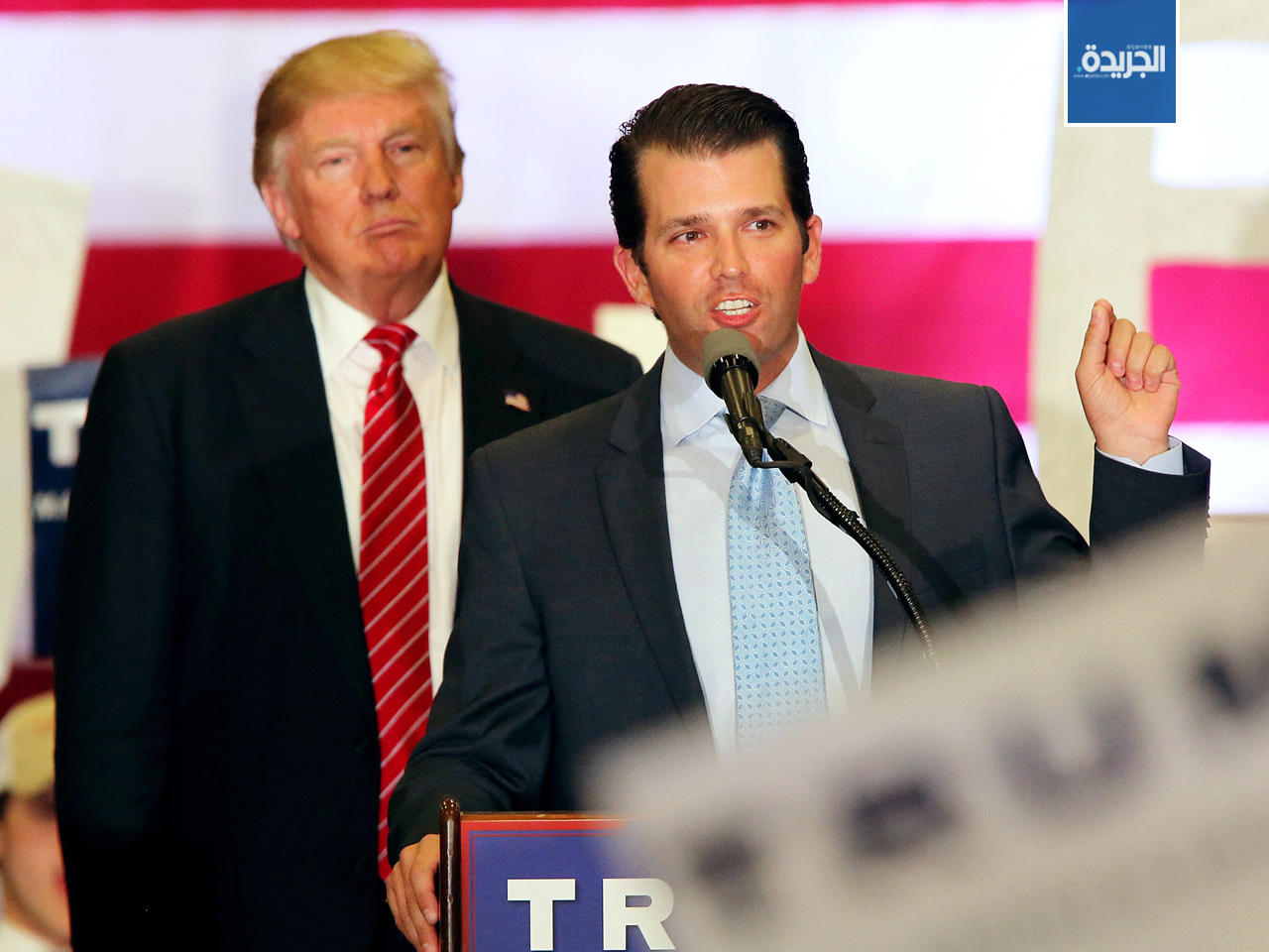 ترامب يستمع إلى ابنه خلال تجمع في مطار لاكفرونت في نيو أورليانز بولاية لويزيانا