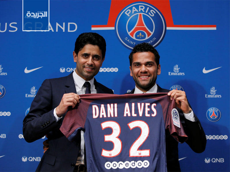 الظهير الأيمن البرازيلي داني ألفيش ورئيس النادي ناصر الخليفي