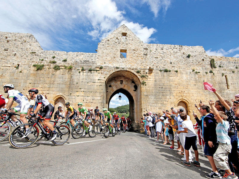 جانب من منافسات المرحلة العاشرة من طواف فرنسا