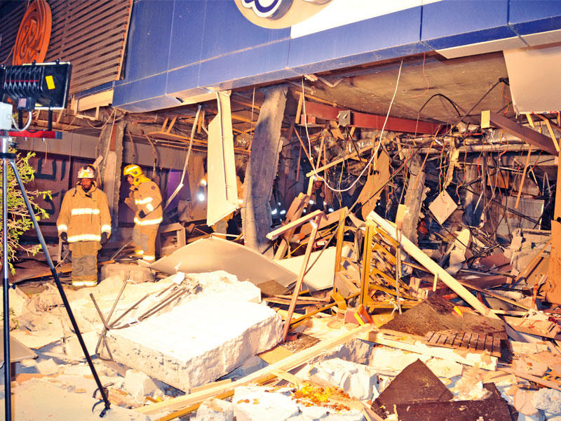 آثار الانفجار داخل فرع الجمعية