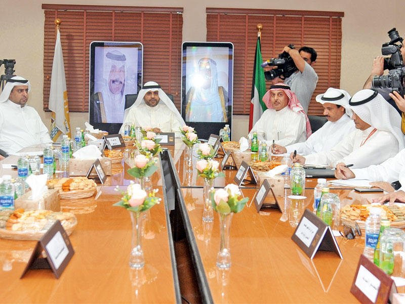 الجبري خلال تدشين إصدار رخص البناء إلكترونيا بفرع العاصمة بحضور النائب النصف