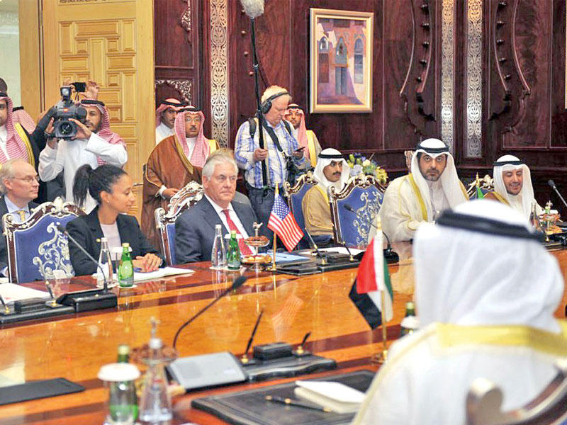 محمد العبدالله إلى جانب تيلرسون في الاجتماع السداسي في جدة امس (واس) 