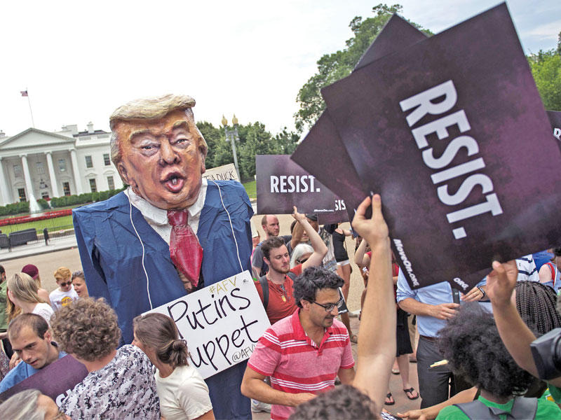تظاهرة ضد ترامب أمام البيت الأبيض أمس الأول      (ا ف ب)
