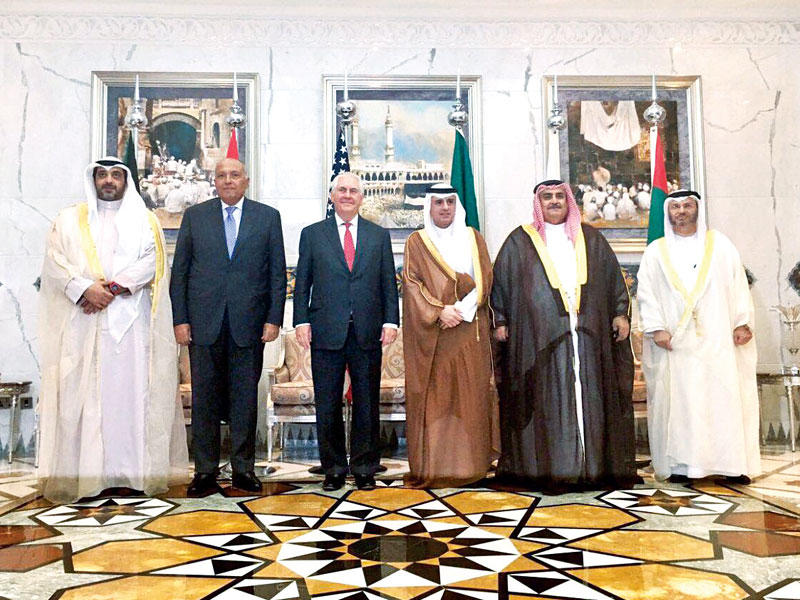 تيلرسون متوسطاً وزراء خارجية السعودية والبحرين ومصر ووزير الشؤون الخارجية الإماراتي ومحمد العبدالله في جدة أمس