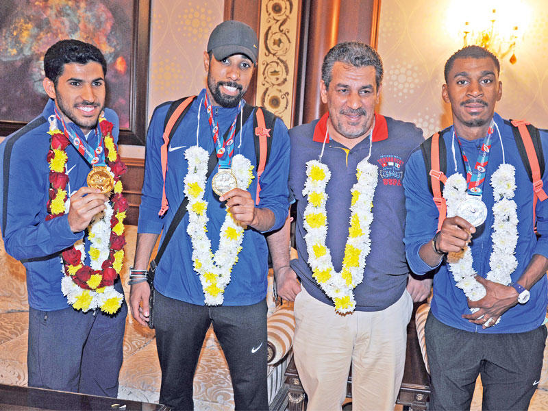 عباس يتوسط أبطال المنتخب