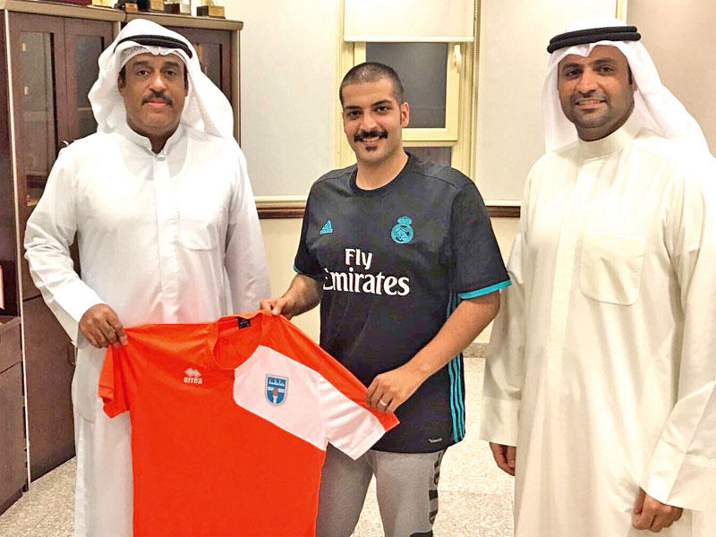 الموسوي يتوسط مدير اللعبة عمر الملا ومدير الفريق الأول أحمد الدوسري 