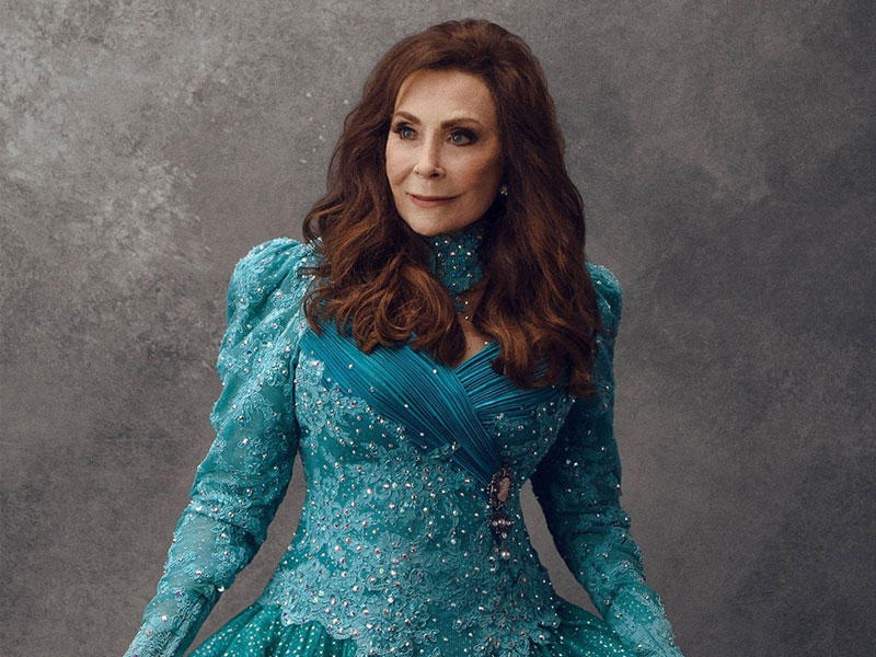  المغنية وكاتبة الأغاني الأسطورية لوريتا لين