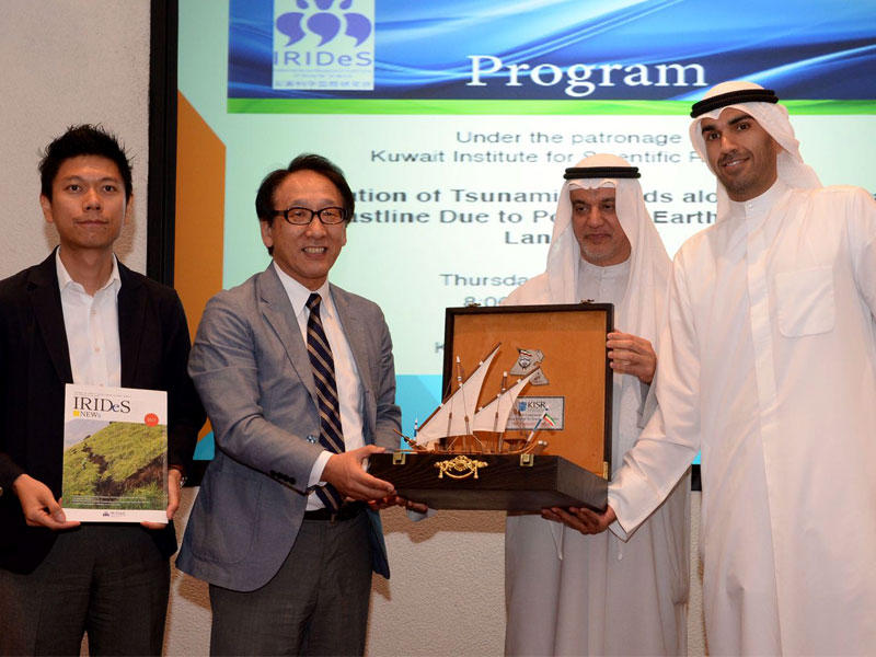 الغضبان يكرم أحد الباحثين اليابانيين المشاركين في الندوة