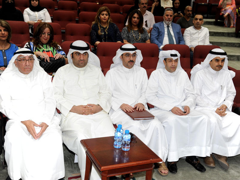 من اليمين الجلال والفارس والعنزي والروضان والغانم خلال الحلقة النقاشية أمسt (تصوير عوض التعمري)