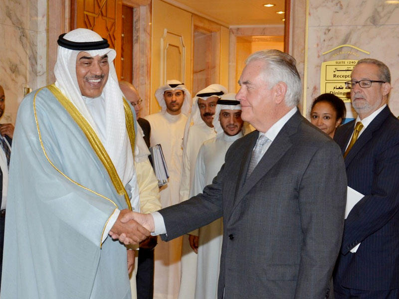 وزير خارجية الكويت صباح الخالد مستقبلاً تيلرسون في الكويت مساء أمس (كونا)
