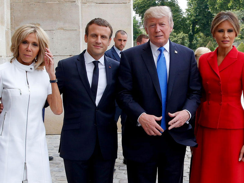 الرئيسان الأميركي والفرنسي وزوجتاهما في قصر «ليزانفاليد» في باريس أمس     (أ ف ب) 