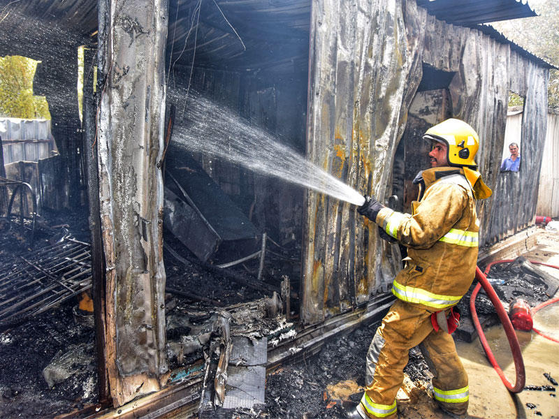 رجل إطفاء ييكافح الحريق