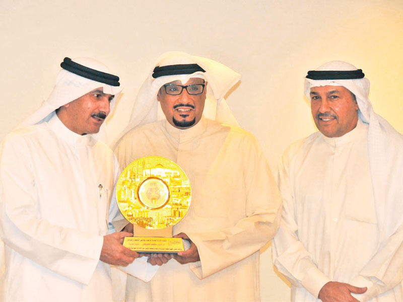 المكراد مكرماً الزميل محمد الشرهان