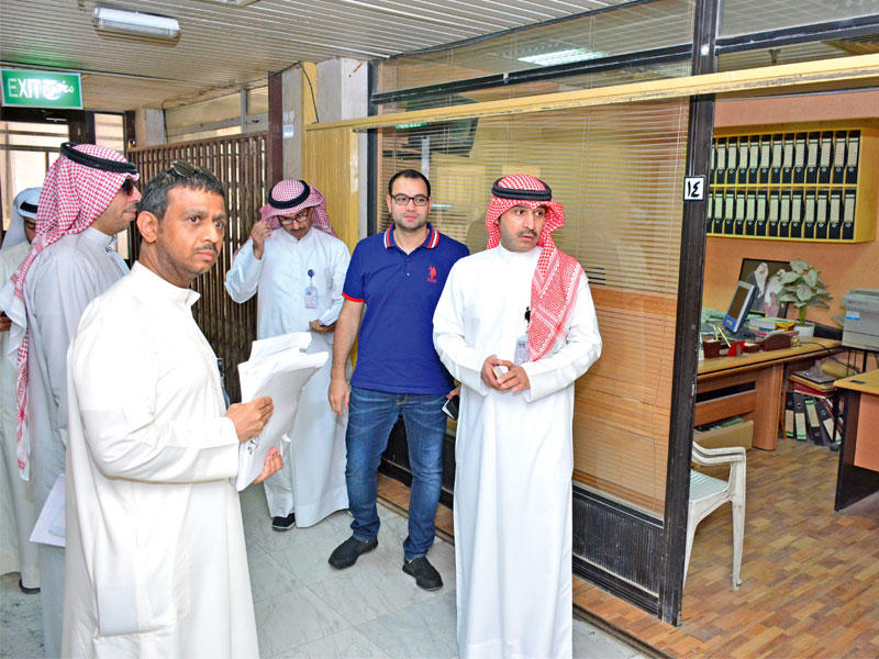 إحدى الشركات الوهمية في الجليب خلال حملة «التفتيش» (تصوير جمال عبدالله)