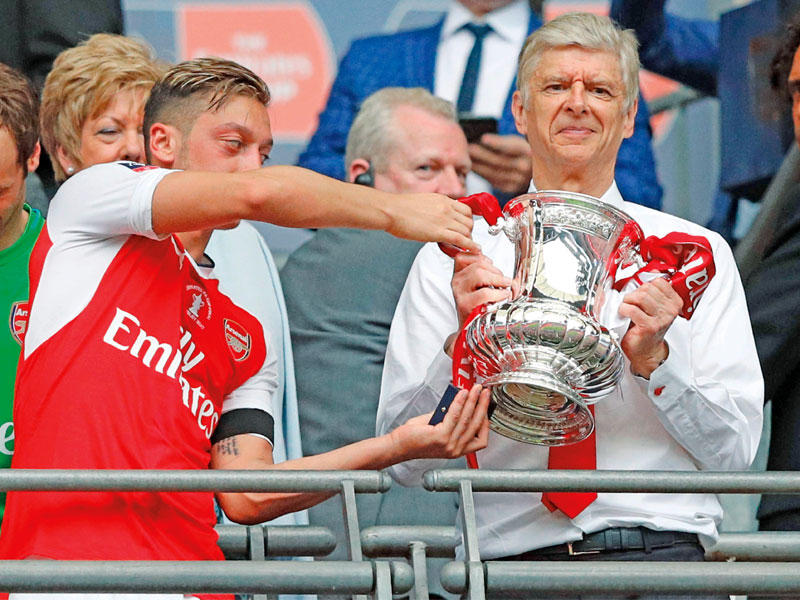 فينغر مدرب أرسنال إلى جانب أوزيل