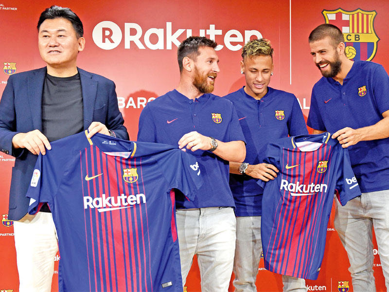 بيكيه ونيمار وميسي إلى جانب ميكيتاني رئيس مجلس إدارة شركة راكوتن