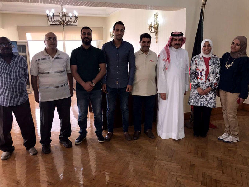 رئيس مجلس الادارة المدير العام لوكالة الأنباء الكويتية (كونا) الشيخ مبارك الدعيج الابراهيم الصباح اثناء زيارته الى مكتب الوكالة في القاهرة