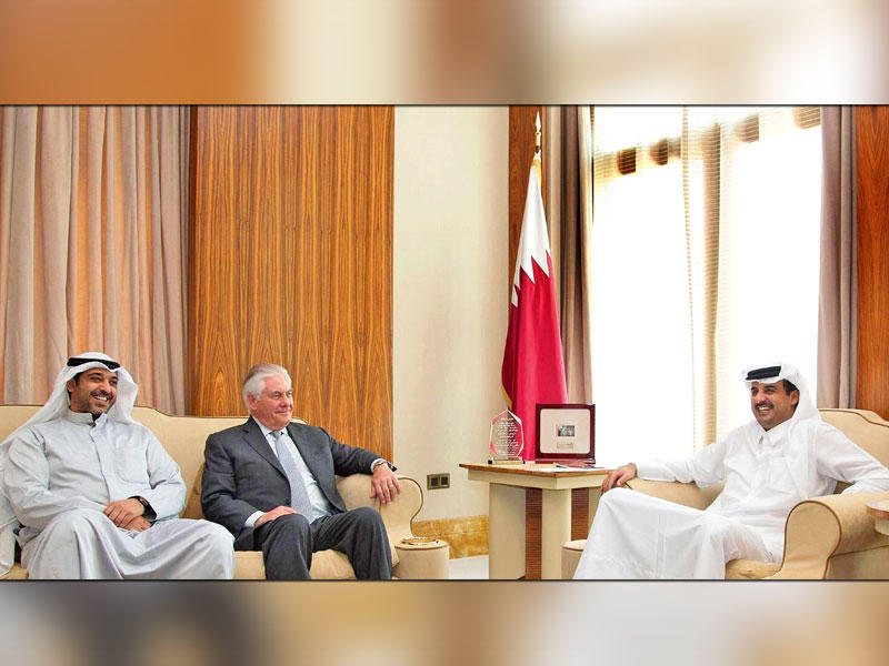 أمير قطر مستقبلاً تيلرسون والعبدالله بالدوحة أمس (كونا)n