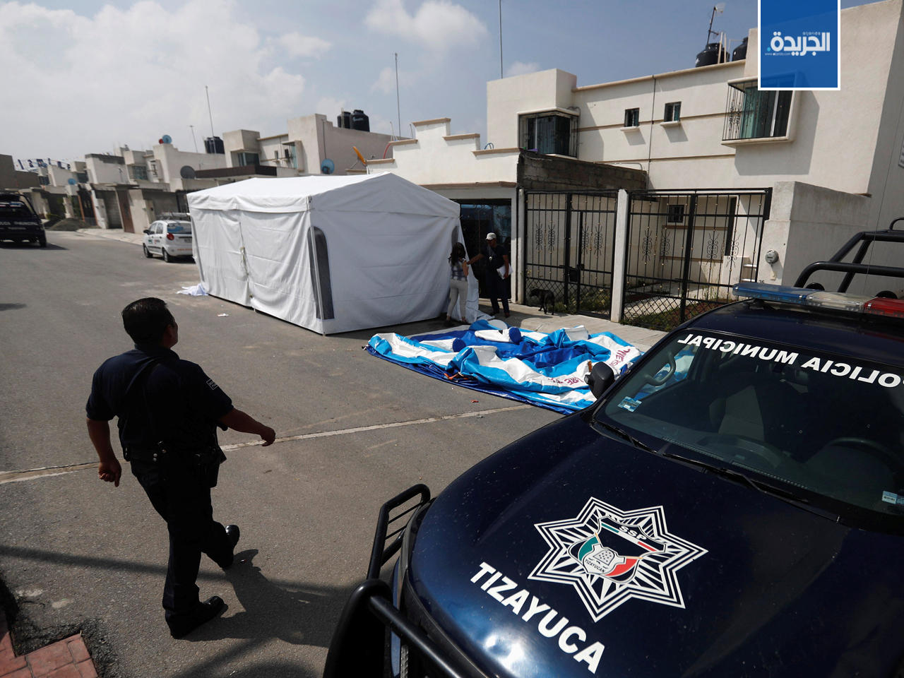 الشرطة خارج المنزل حيث تم العثور على 11 شخصاً مقتولين في مدينة تيزايوكا بولاية هيدالغو المكسيكية