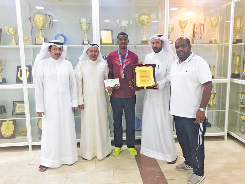 جانب من تكريم نادي الساحل لليوحة