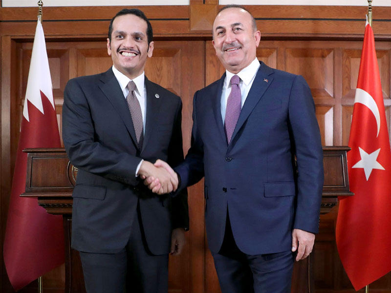 وزير الخارجية التركي ميفلوت كافوسوغلو ووزير خارجية قطر محمد بن عبدالرحمن بن جاسم آل ثاني يصافحان بعد مؤتمر صحفي مشترك عقب اجتماع في وزارة الخارجية في أنقرة