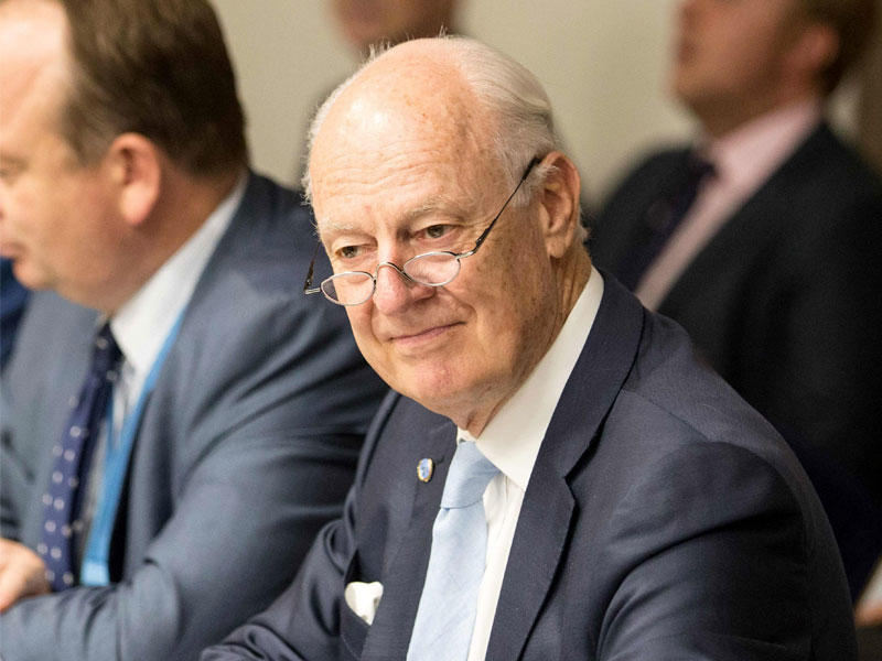 دي ميستورا اثناء اجتماعه بوفد النظام السوري في جنيف أمس            (رويترز)